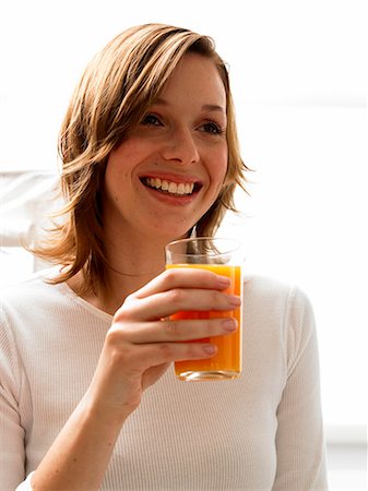 simsearch:689-03124058,k - Woman drinking juice Foto de stock - Sin royalties Premium, Código: 689-03124058