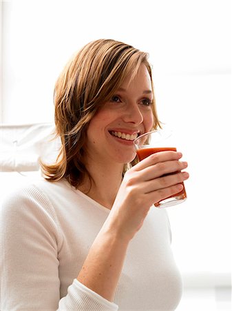 simsearch:689-03124058,k - Woman drinking juice Foto de stock - Sin royalties Premium, Código: 689-03124061