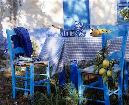 rural scene table - Blue and white table with lemon Foto de stock - Sin royalties Premium, Código: 689-03124140