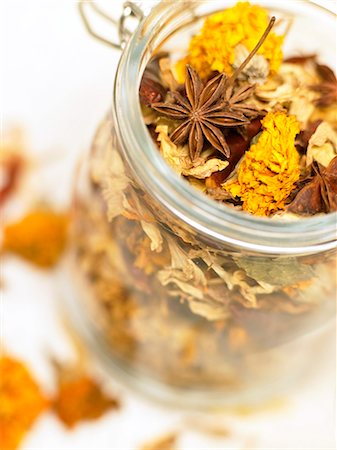 pot-pourri - Mixed spices in jar Fotografie stock - Premium Royalty-Free, Codice: 689-03124152