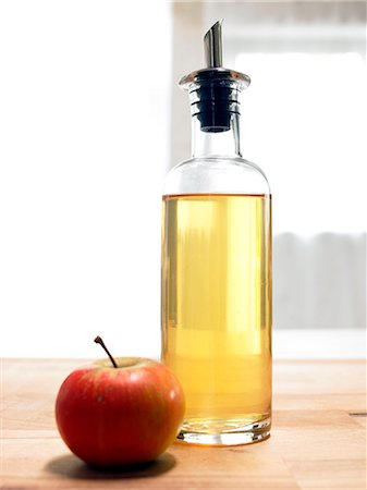 Apple and cider vinegar Stock Photo - Premium Royalty-Free, Code: 689-03124218