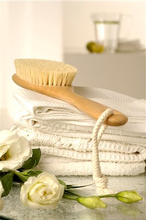 spa decoration - piqué towels and a massage brush decorated with lisianthus flowers Stock Photo - Premium Royalty-Free, Code: 689-03124412