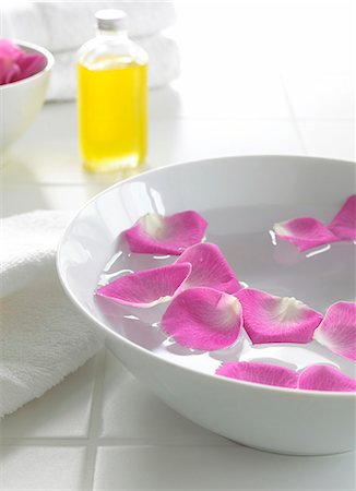simsearch:685-02937230,k - Swimming rose petals in a bowl Stock Photo - Premium Royalty-Free, Code: 689-03124488
