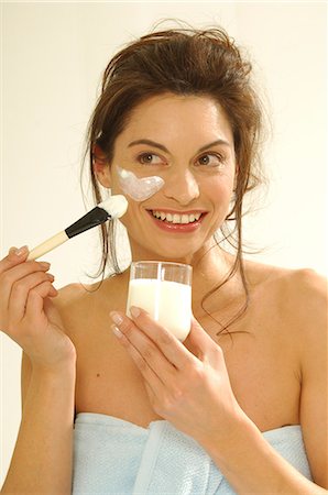 facial mask brush - Woman with a yoghurt facial mask Foto de stock - Sin royalties Premium, Código: 689-03124533