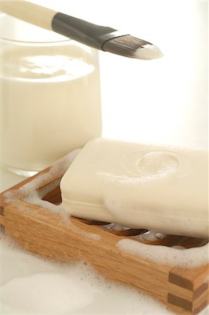 simsearch:689-03125682,k - Bar of yoghurt soap with yoghurt and a brush Foto de stock - Sin royalties Premium, Código: 689-03124618