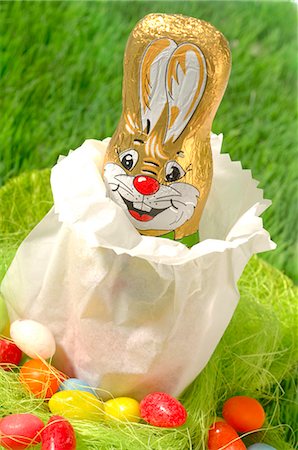 Chocolate easter bunny in a white paper bag Stock Photo - Premium Royalty-Free, Code: 689-03124690