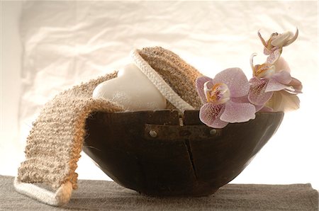 simsearch:689-03126464,k - Massage belt and heart-shaped soap decorated with flowers in a wooden bowl Foto de stock - Royalty Free Premium, Número: 689-03124766