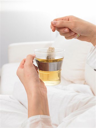 sachet de thé - Sachet de thé vient de verre à thé Photographie de stock - Premium Libres de Droits, Code: 689-03124800