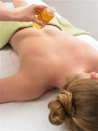 Back massage with massage oil Stock Photo - Premium Royalty-Free, Code: 689-03124816