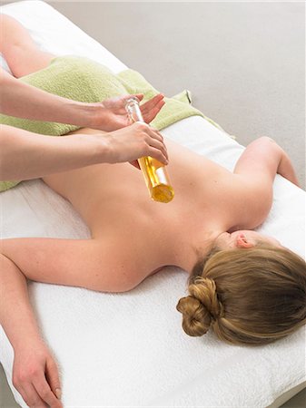spa model - Back massage with massage oil Stock Photo - Premium Royalty-Free, Code: 689-03124817