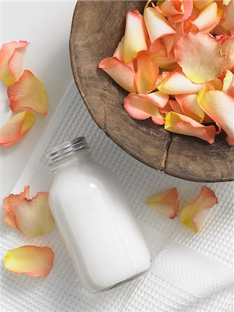 spa decoration - Rose petals in a wooden bowl and a cosmetic bottle Stock Photo - Premium Royalty-Free, Code: 689-03124834