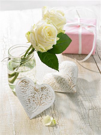 symbol present - White roses and white hearts Stock Photo - Premium Royalty-Free, Code: 689-03124854