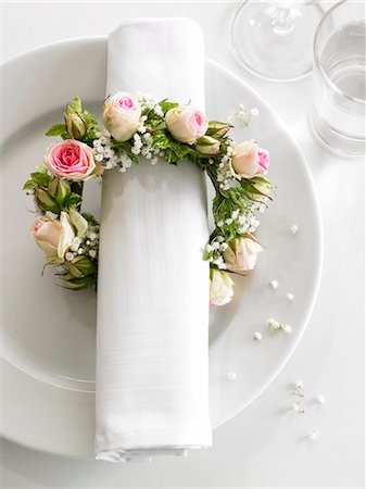 serviettenring - Serviette de table et d'une ceinture de fleurs Photographie de stock - Premium Libres de Droits, Code: 689-03124863
