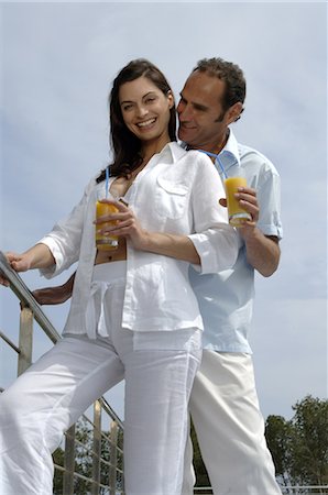 simsearch:689-03124937,k - Couple with drinks Fotografie stock - Premium Royalty-Free, Codice: 689-03125074
