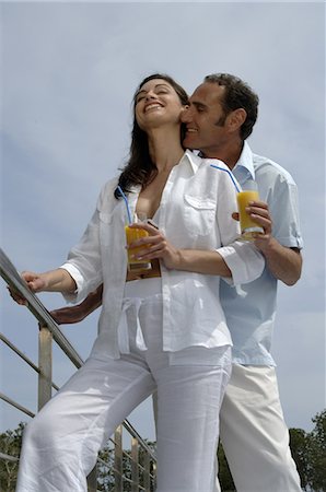 simsearch:689-03124937,k - A couple dressed in white is enjoying a drink Fotografie stock - Premium Royalty-Free, Codice: 689-03125075