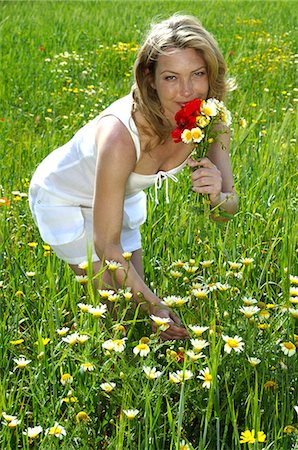 fair people clothing color - Femme est cueillait des fleurs d'été dans la prairie Photographie de stock - Premium Libres de Droits, Code: 689-03125136