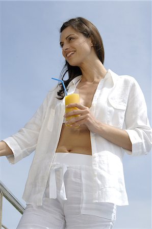 simsearch:689-03124937,k - Woman dressed in white enjoying a drink at the swimming pool Fotografie stock - Premium Royalty-Free, Codice: 689-03125431