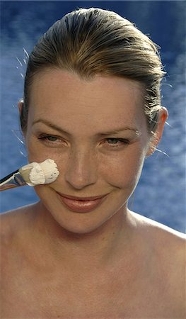 facial mask brush - Woman with facial mask and brush Foto de stock - Sin royalties Premium, Código: 689-03125445