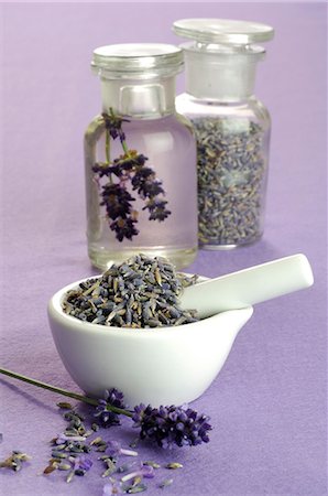 Lavender in a bottle and in a motar Stock Photo - Premium Royalty-Free, Code: 689-03125542