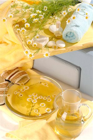 simsearch:689-03126464,k - Decotion with camomile in a glas bowl and a glas jug,soap bar and towel on a wooden tray Foto de stock - Royalty Free Premium, Número: 689-03125568