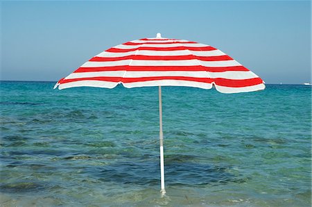 Parasol rouge et blanc dans l'eau Photographie de stock - Premium Libres de Droits, Code: 689-03125633