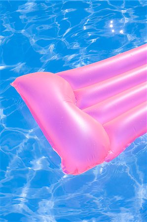 pool inflatable mattresses - Airmattress in the water Stock Photo - Premium Royalty-Free, Code: 689-03125654