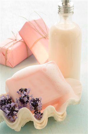 simsearch:689-03126464,k - Soap in a mussel soap dish with lavender blossom Foto de stock - Royalty Free Premium, Número: 689-03125690