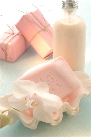 simsearch:689-03125682,k - Pink soap and lotion Foto de stock - Sin royalties Premium, Código: 689-03125691