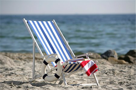 Blue and white deckchair on the beach Stock Photo - Premium Royalty-Free, Code: 689-03125816