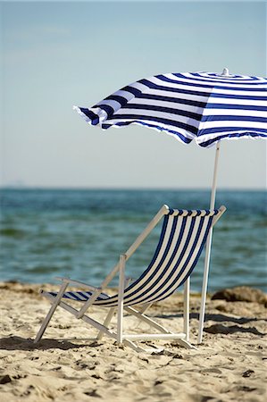 Bleu et blanc de parasol et Transat sur la plage Photographie de stock - Premium Libres de Droits, Code: 689-03125818