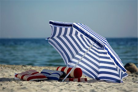 Bleu et blanc de parasol sur la plage Photographie de stock - Premium Libres de Droits, Code: 689-03125824