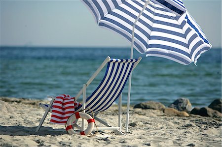 simsearch:689-03125806,k - Blue and white sunshade and deckchair on the beach Stock Photo - Premium Royalty-Free, Code: 689-03125820