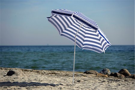simsearch:689-03125806,k - Blue and white sunshade on the beach Stock Photo - Premium Royalty-Free, Code: 689-03125823