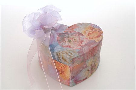 simsearch:649-07239318,k - Heartshape gift box Foto de stock - Sin royalties Premium, Código: 689-03126133