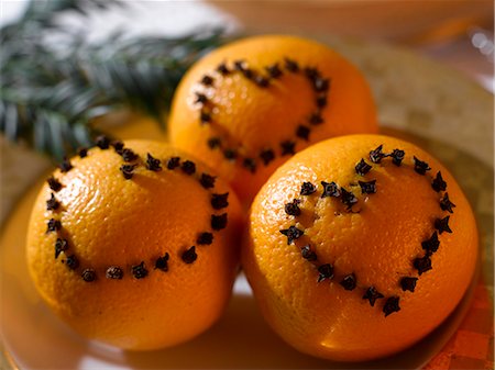 Oranges avec un modèle de cœur fait de clous de girofle Photographie de stock - Premium Libres de Droits, Code: 689-03126168