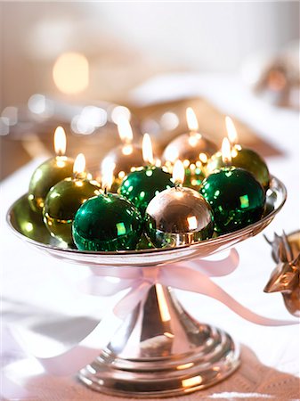 Glossy Christmas tree ball candles in a silver bowl Stock Photo - Premium Royalty-Free, Code: 689-03126174