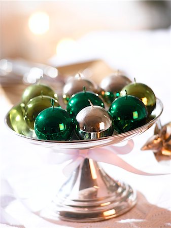 simsearch:689-03126188,k - Glossy Christmas tree ball candles in a silver bowl Foto de stock - Royalty Free Premium, Número: 689-03126175