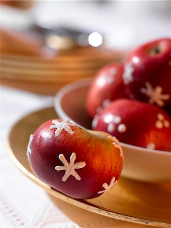 simsearch:689-03126188,k - Red apples with a icing sugar pattern Foto de stock - Royalty Free Premium, Número: 689-03126176