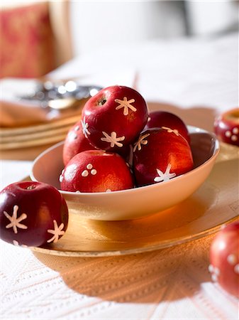simsearch:689-03126188,k - Red apples with a icing sugar pattern Foto de stock - Royalty Free Premium, Número: 689-03126177