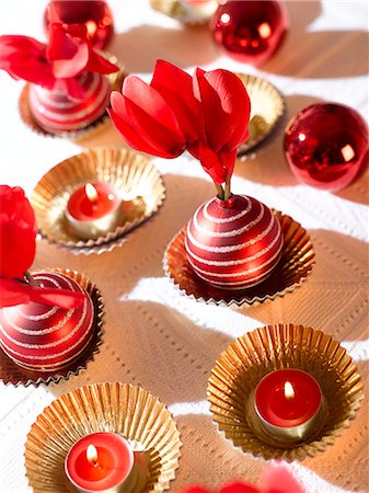 Décoration de table de Noël avec des bougies rouges, cyclamen et boules d'arbre de Noël Photographie de stock - Premium Libres de Droits, Code: 689-03126178