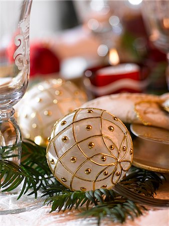 White Christmas tree ball with a golden pattern Stock Photo - Premium Royalty-Free, Code: 689-03126188