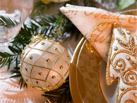 White Christmas tree ball with a golden pattern Stock Photo - Premium Royalty-Free, Code: 689-03126189