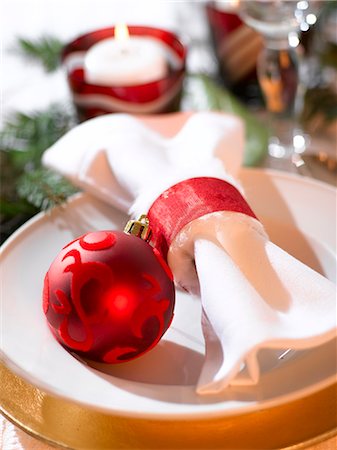 simsearch:689-03126188,k - Place cover with a white napkin and a red Christmas tree ball Foto de stock - Royalty Free Premium, Número: 689-03126200