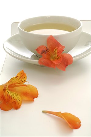 simsearch:689-03126660,k - A cup of tea with blossoms Foto de stock - Sin royalties Premium, Código: 689-03126386