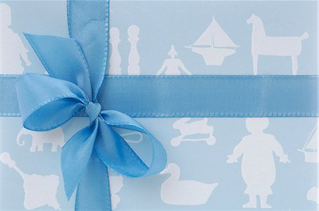 Blue gift Stock Photo - Premium Royalty-Free, Code: 689-03126415