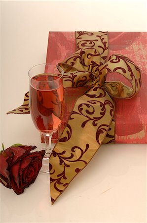 simsearch:689-03126133,k - Arrangement de cadeaux, rose et verre de vin mousseux Photographie de stock - Premium Libres de Droits, Code: 689-03126418