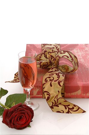 simsearch:689-03126133,k - Arrangement de cadeaux, rose et verre de vin mousseux Photographie de stock - Premium Libres de Droits, Code: 689-03126419
