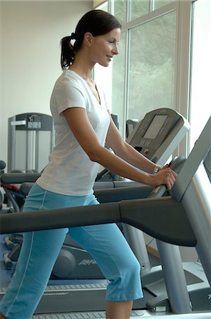 Woman working out on the treadmill Foto de stock - Sin royalties Premium, Código: 689-03126497