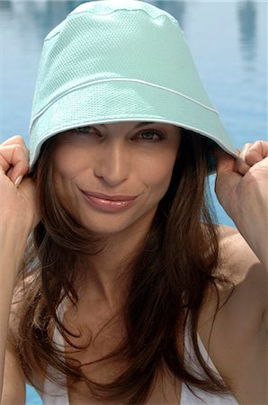 simsearch:689-03124937,k - Woman with sun hat at the swimming pool Fotografie stock - Premium Royalty-Free, Codice: 689-03126517