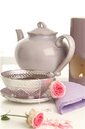 Théière, tasse à thé argent, lampe d'arome et roses Photographie de stock - Premium Libres de Droits, Code: 689-03126660